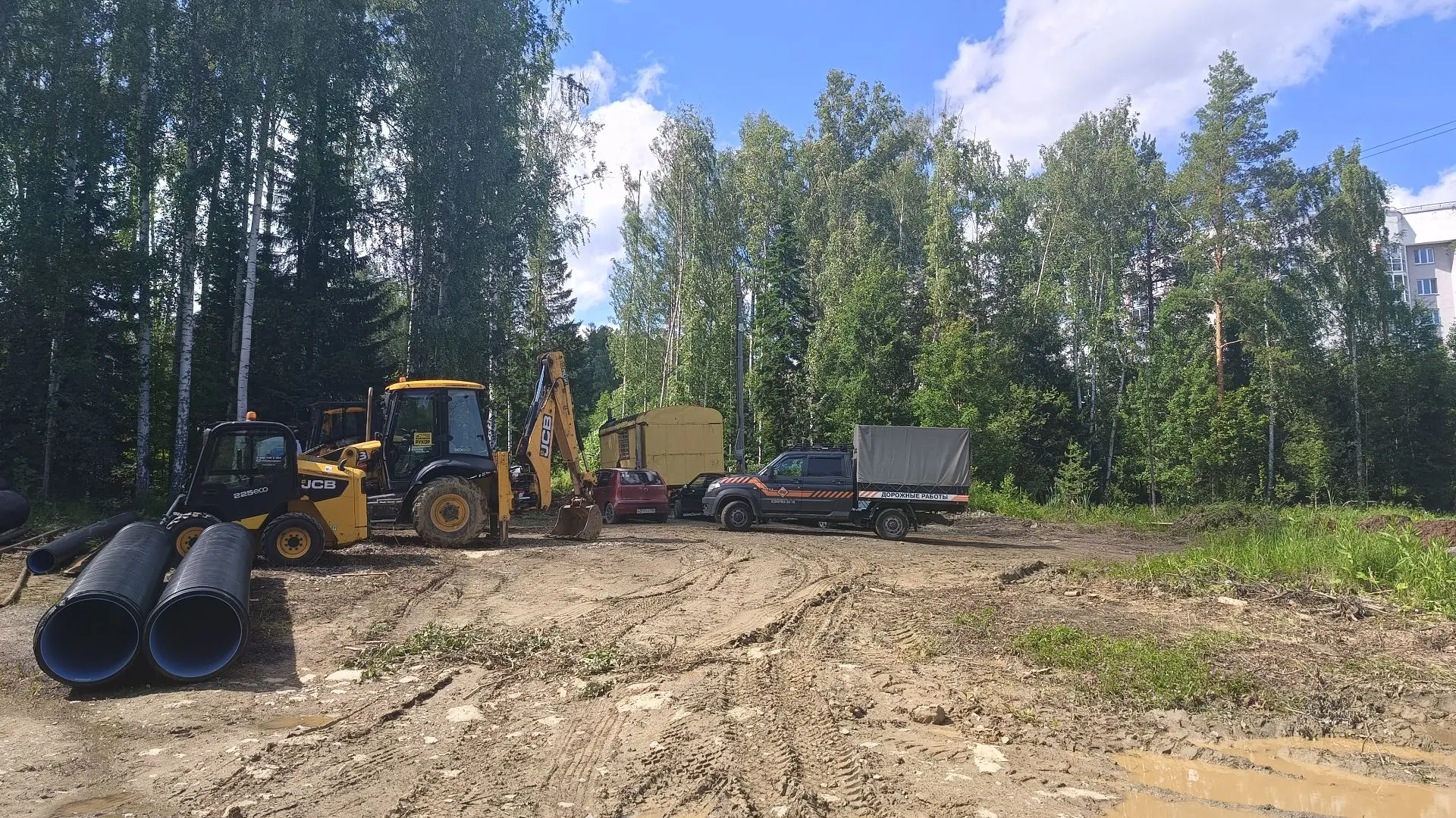 Дорога, спортивная и детская площадки, стадион и парковка во дворе. О ходе строительных работ на объ