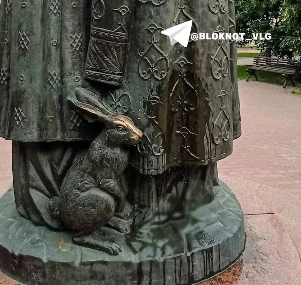 Двое мужчин осквернили памятник Петру и Февронии в Центральном районе

По словам очевидцев, мужчины 