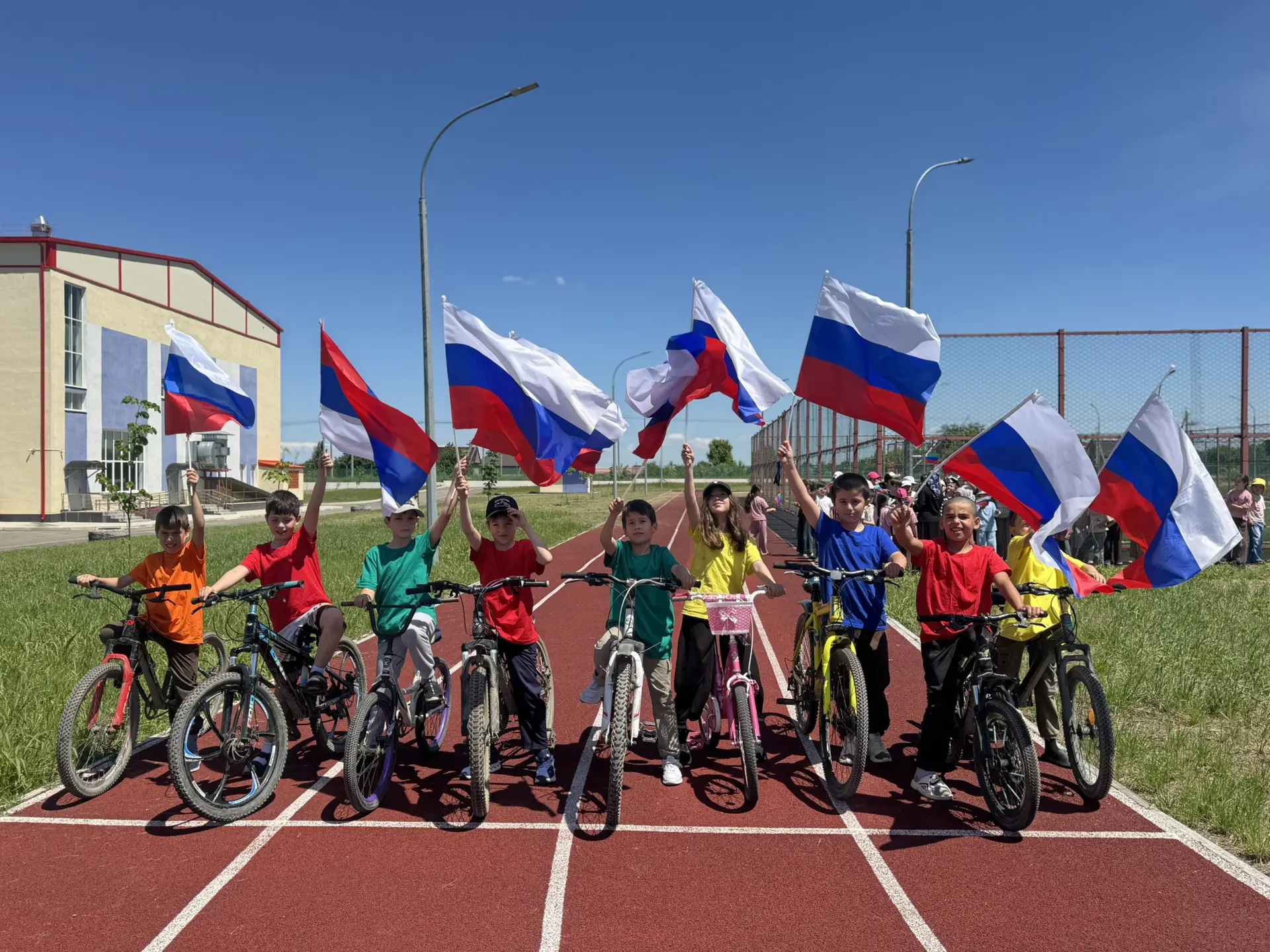 🌟 Сегодня в нашем лагере было особенно ярко! Мы отметили День России с конкурсом рисунков на асфаль