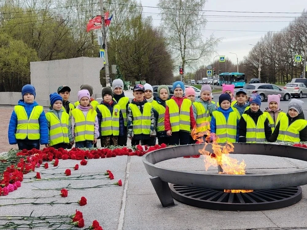 Память жива!️🕊️ Воспитанники старших и подготовительных групп нашего детского сада у Приморского ме