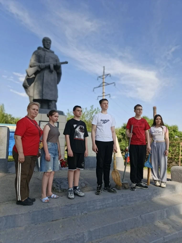 Патриотическая акция «Место Памяти». 

В преддверии Дня Победы  юнармейцы с классным руководителем К