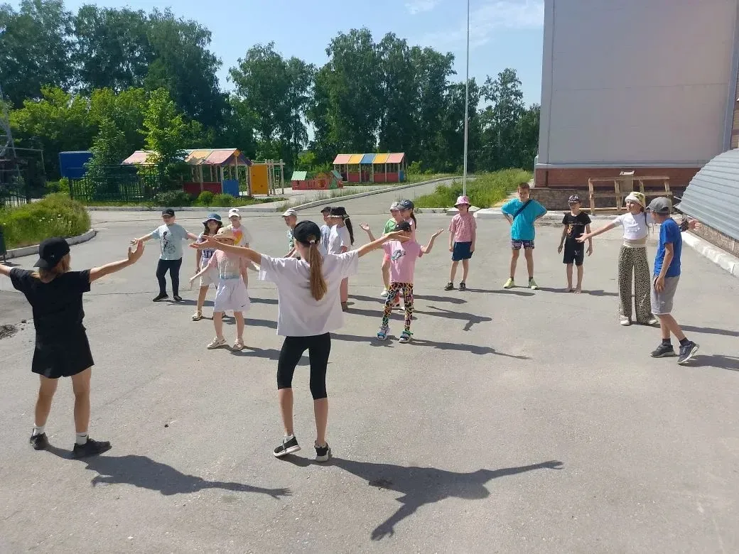 Лето — это маленькая жизнь! ☀️

В школьном лагере каждый день наполнен яркими эмоциями, улыбками и н