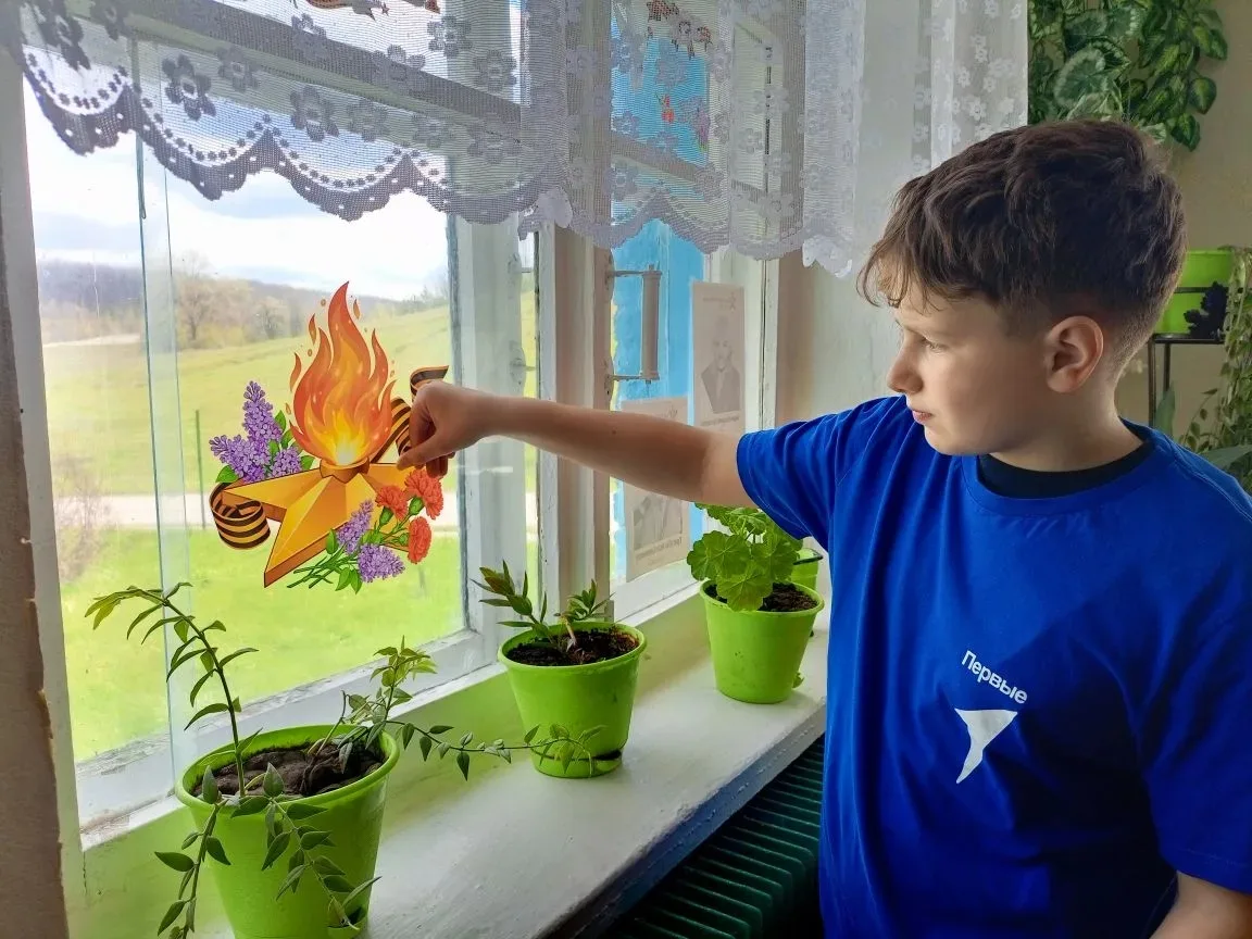 ‎⭐«Окна Победы»⭐
‎
‎🌟 В нашей школе активисты первичного отделения «Движения Первых» с гордостью пр