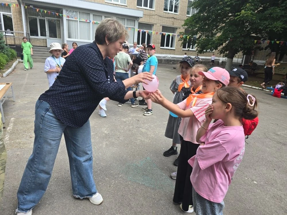 ✨Клуб "Планета" дарит улыбки: акция "Дети – наше будущее"🙂🎈Сотрудники клуба "Планета" провели акци
