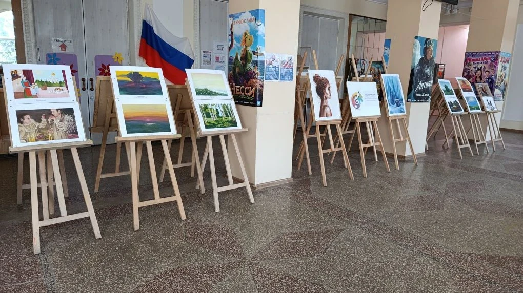 🎨 Отчётная выставка художественного отделения: мир глазами юных талантов! 🎨

В нашей детской школе