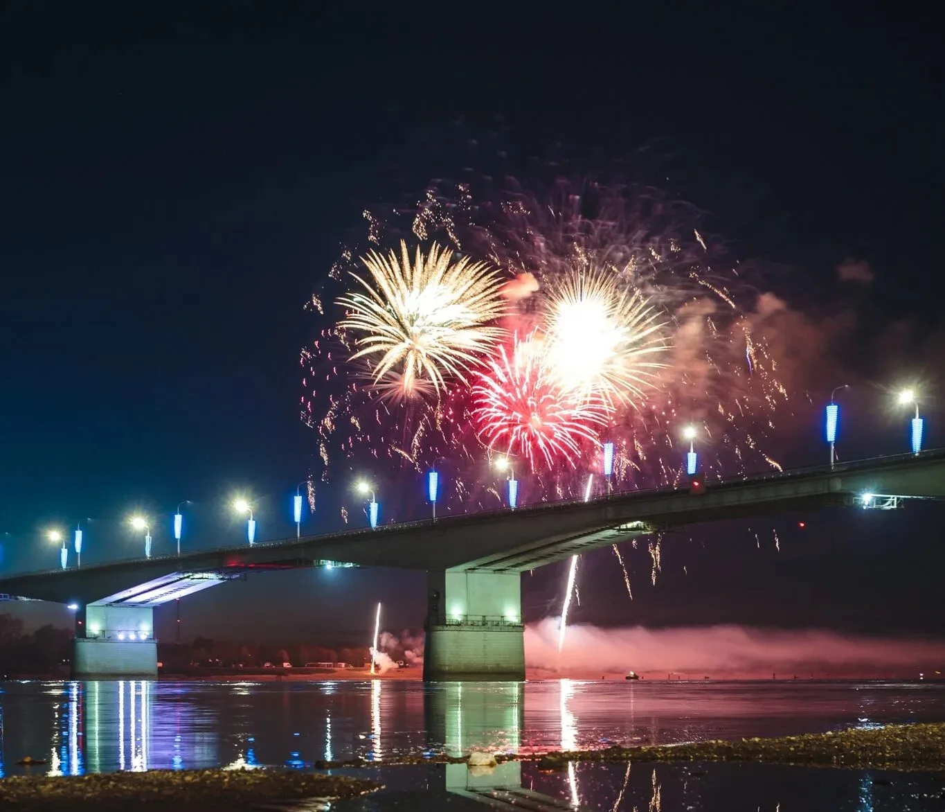 ⚡️Кто идёт на праздничный фейерверк — его запустят с городского пляжа в 23:30. 

Ты знаешь, кому это