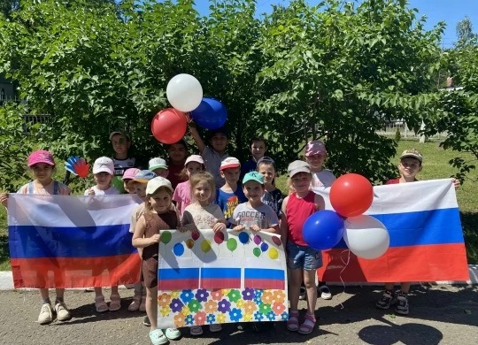🇷🇺 Воспитанники старших и подготовительных групп готовятся к празднику - Дню России и Дню города Т