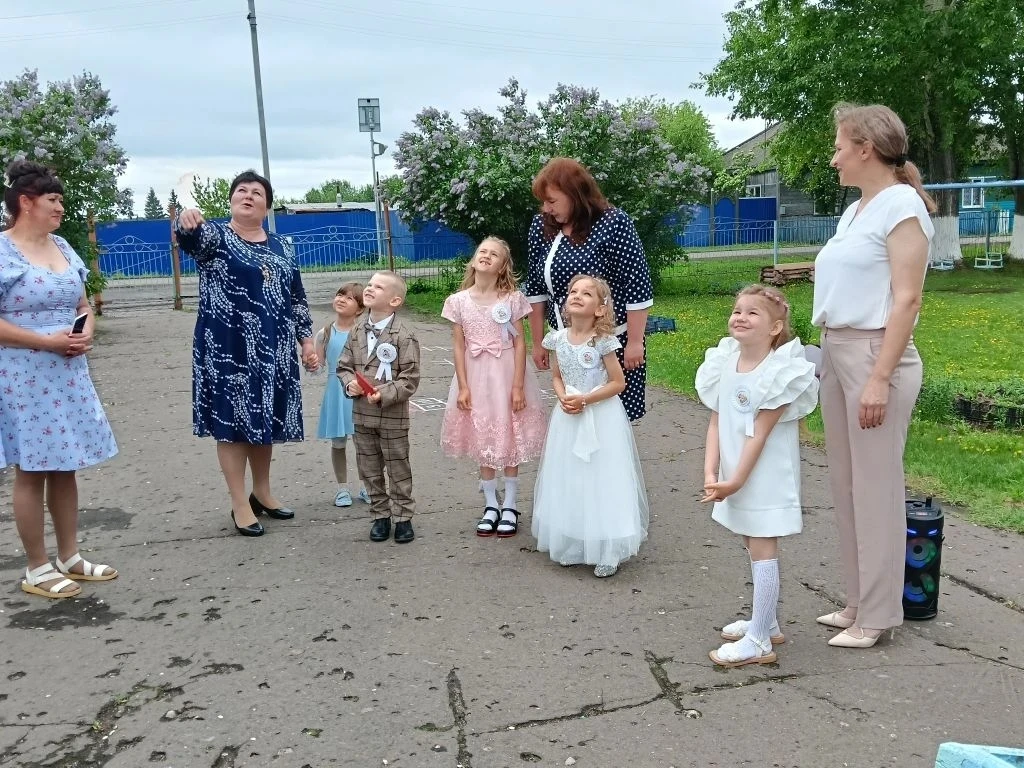 🎉 В старшей группе прошёл трогательный выпускной бал! 🌟👩‍🎓👨‍🎓  
Дети подготовили яркое выступл
