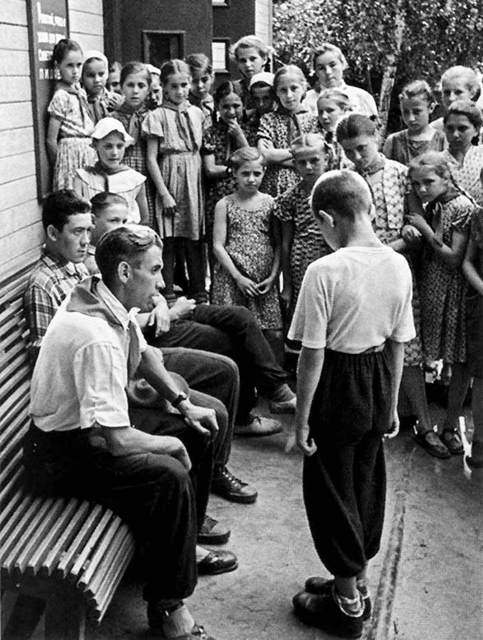 Нарушитель дисциплины в пионерском лагере, СССР, 1958 год.

Фотоальбом | подписаться