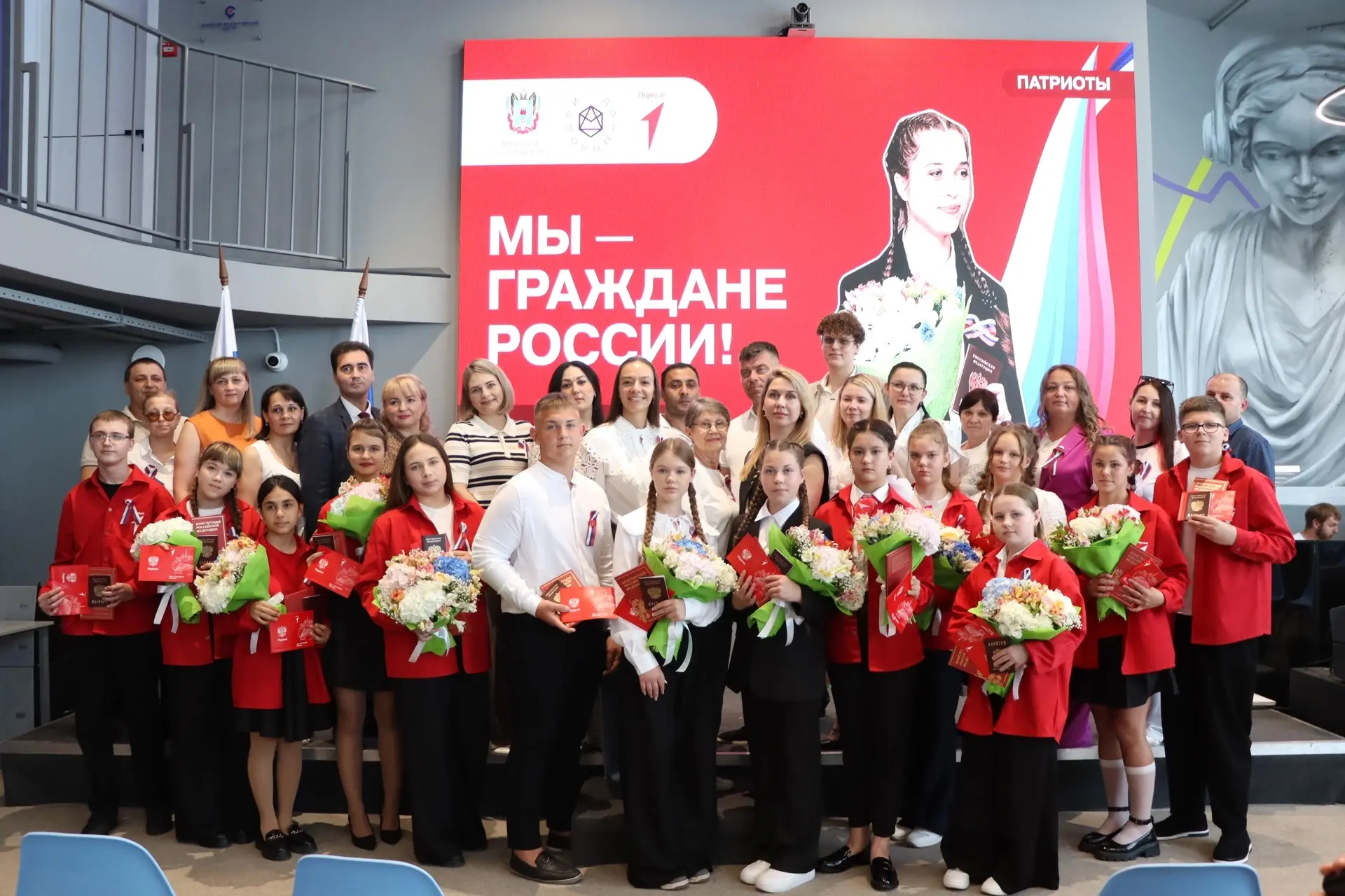 Мы — граждане России! 🤍💙♥️

Лабазников Евгений, Кабанова Дарья, Малахова Анастасия, Шатова Татьяна