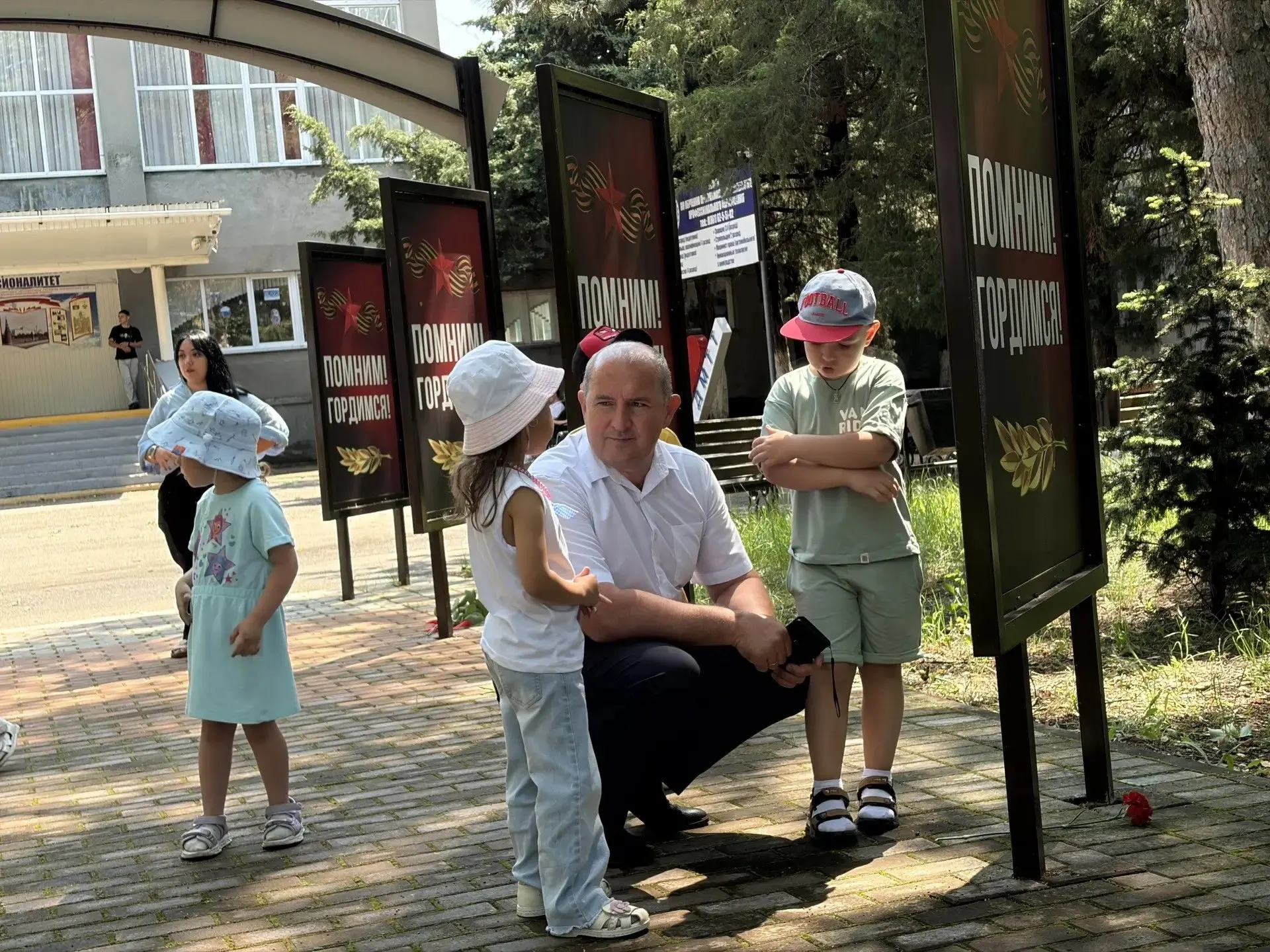 В преддверие праздника «Дня России» воспитанники детского сада №2 "Росинка" посетили Аллею памяти на