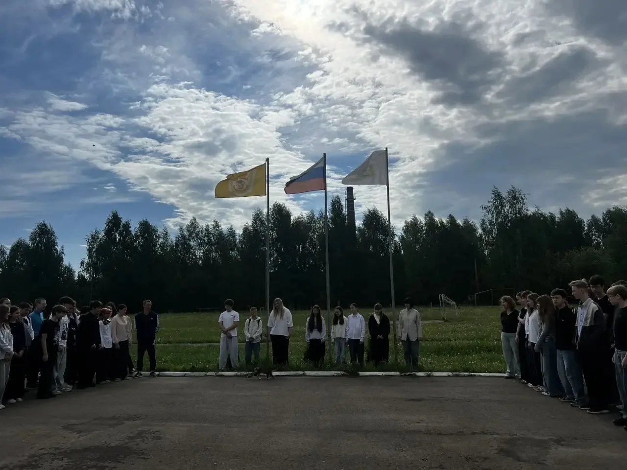 🇷🇺 Поднятие флага: новая неделя — новые возможности! ✨

Каждый понедельник в нашей школе начинаетс
