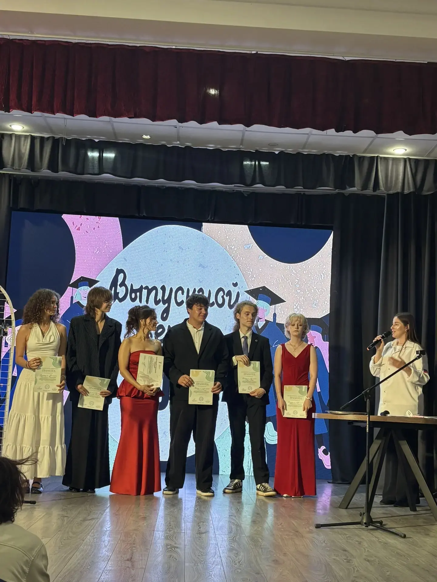 Это свершилось! 🎓

Позади 11 лет уроков, перемен, контрольных и экзаменов. Впереди — целая жизнь, п
