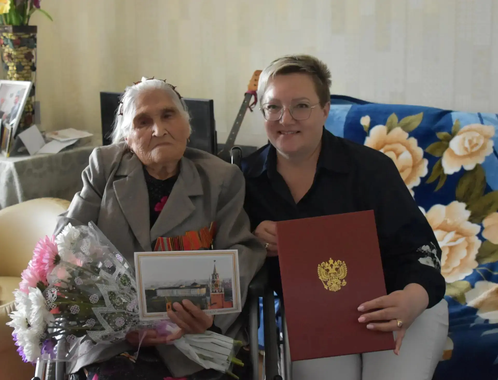 Сегодня начальник ОСЗН Каштанова Марина Викторовна поздравила с Днем рождения Чанбаеву Сару Речаповн