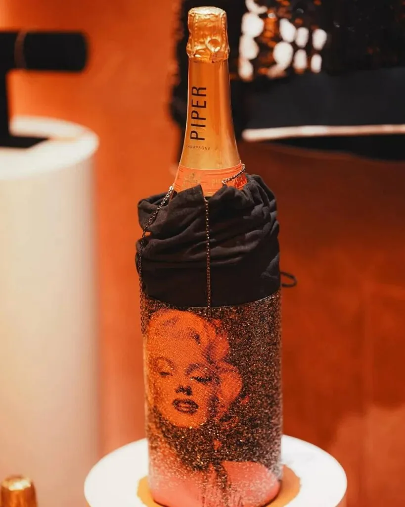 🐍🎉 И, напоследок... 😉 

🌟 В честь 100‑летия Мэрилин Монро шампанский дом Piper‑Heidsieck выпусти