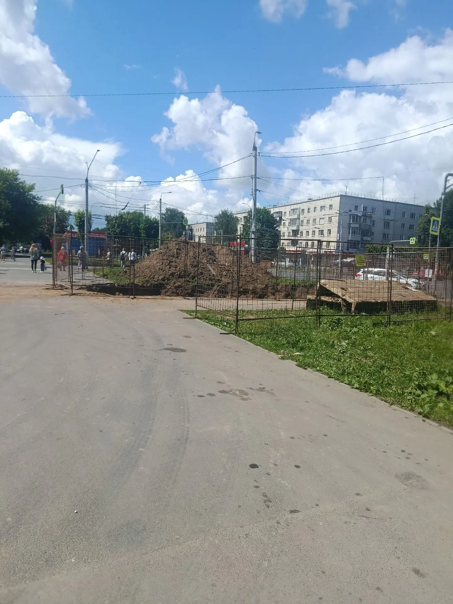 На пересечении Комиссарова и Суздальского проспекта снова все перерыли! Это же ужас какой-то. Только