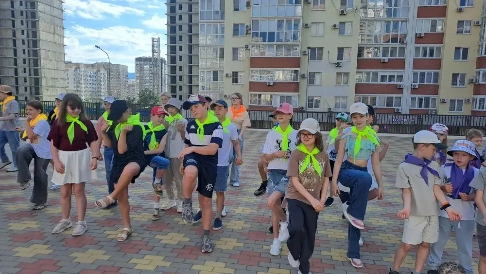 Третий день в лагере «Алые паруса» — как в калейдоскопе!💫💫💫

Утро началось с бодрой зарядки, а по