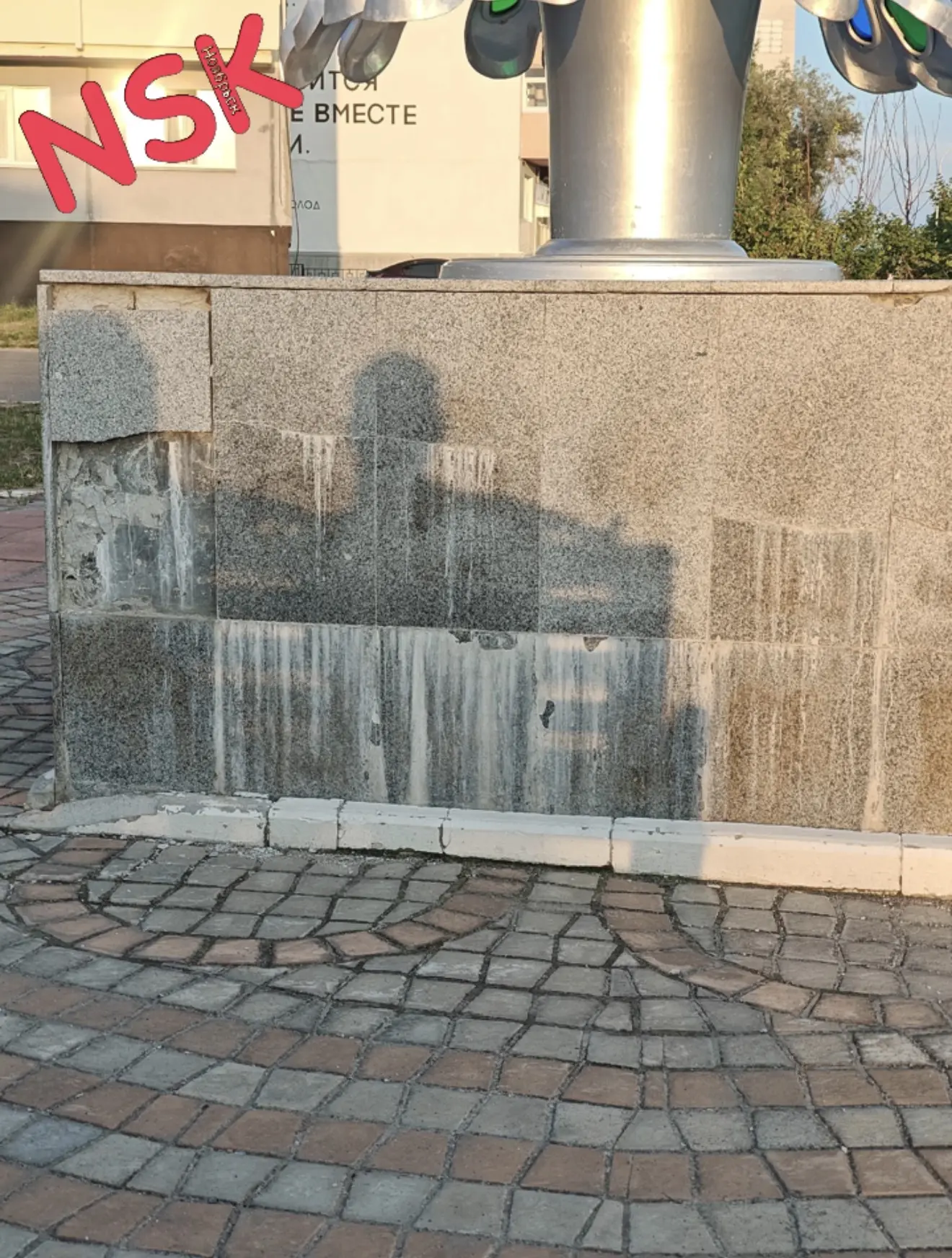 Добрый день... Приехал с отпуска вышел прогуляться и ой ой-закс.. Скамейки не покрашены... Всë отвал