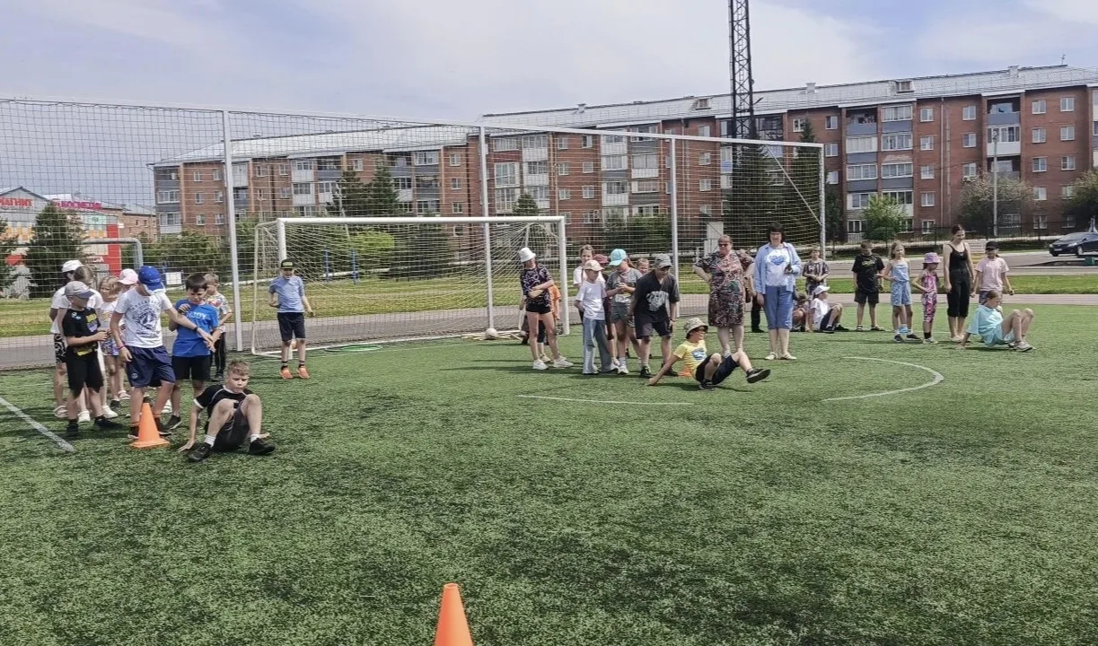 На нашем стадионе было жарко — и дело не только в солнце! ☀️ Мы устроили «Веселые старты», и это был
