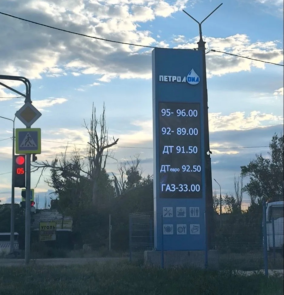 машин действительно не много бензина дают только на 2000 рублей и оплата наличкой