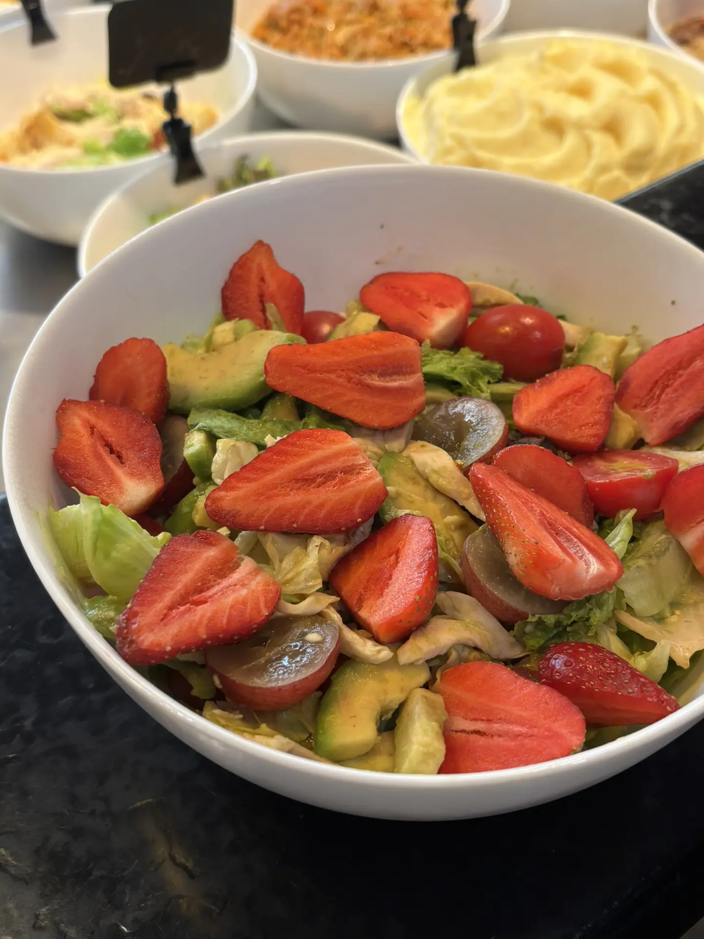 Новинки! 🤍

🍓 Салат с клубникой и авокадо 
🥒 Салат с редисом и яйцом