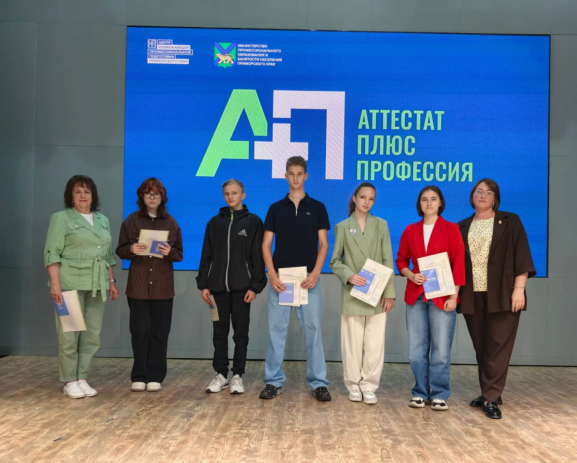 🎓 19 июня в Дальнегорском индустриально-технологическом колледже прошла церемония вручения свидетел
