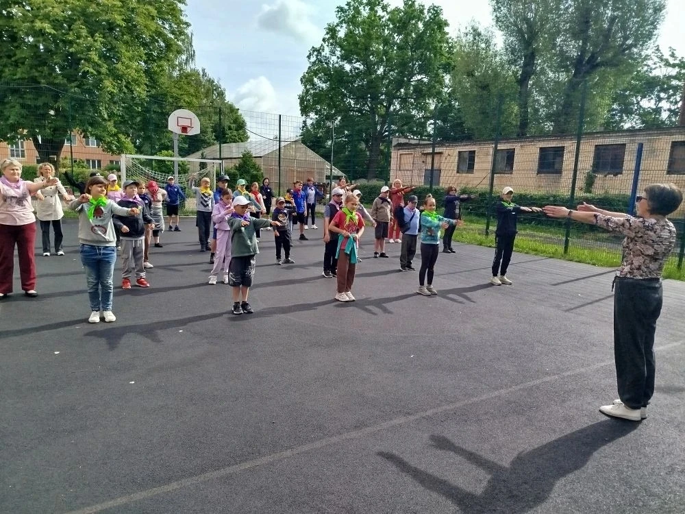 10 июня день в пришкольном лагере "Летние приключения с Движением Первых" был насыщенным и ярким! Он