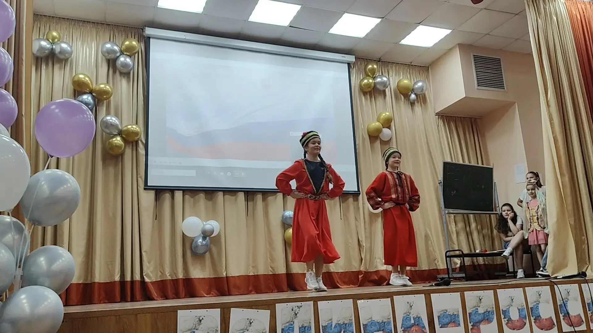 🇷🇺✨ РОССИЯ НАЧИНАЕТСЯ С НАС ✨🇷🇺

В преддверии Дня России в нашем пришкольном лагере состоялся ос