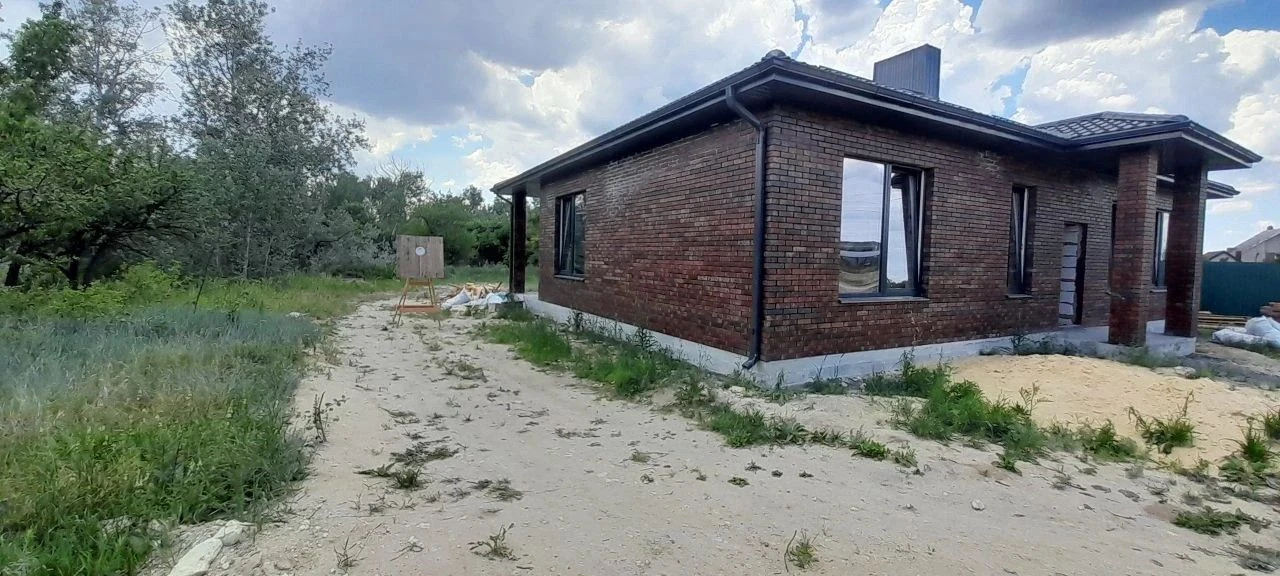 🏡 Всё ближе к этапу внутренних работ.

На объекте завершён монтаж кровли и установлены окна. Дом по