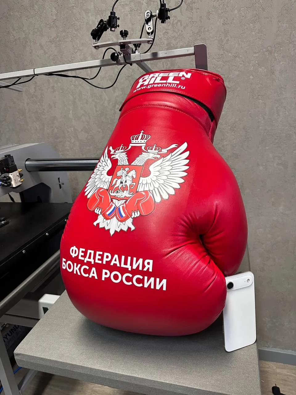 Спорт в особо крупном размере!
Брендирование гигантских перчаток для Федерации бокса России 🇷🇺