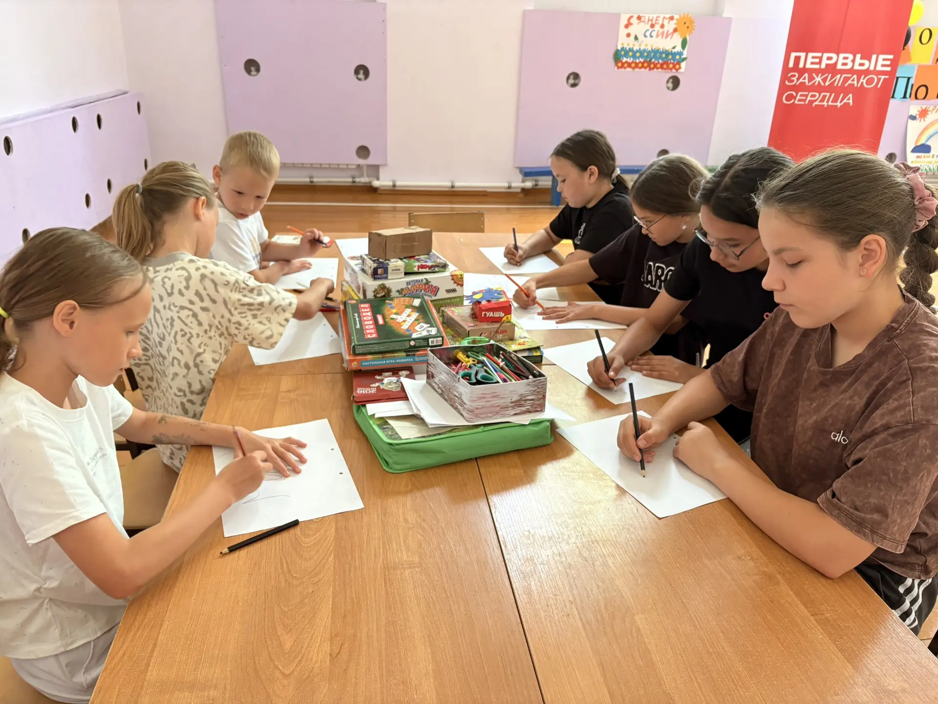 🌅 Утро в нашем лагере началось с бодрой зарядки под лучами солнца! Зарядились энергией и отличным н