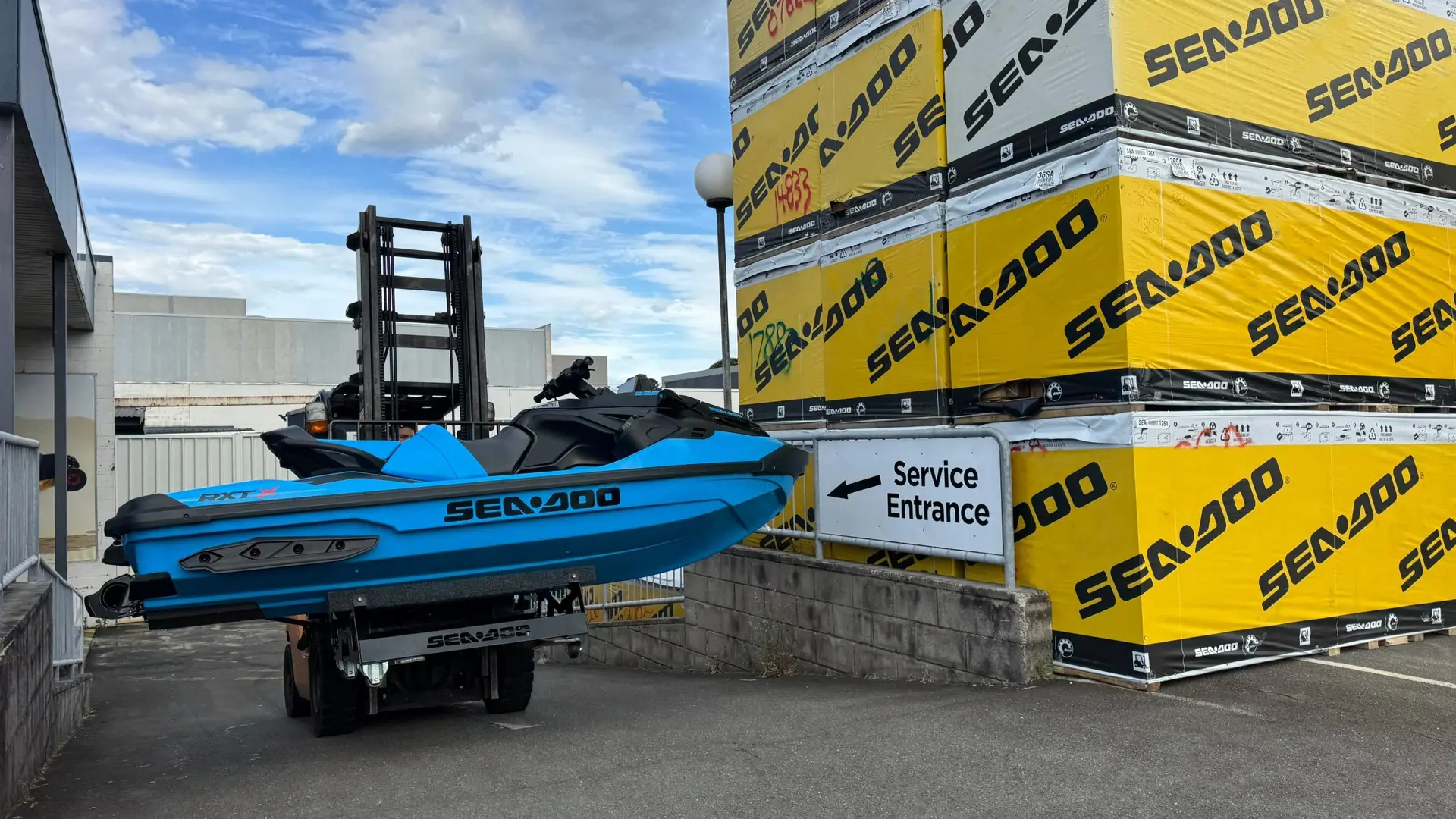 В продаже🚨

SEA DOO RXT 325

2026 год, новый в коробке 

2.455.000₽ фиксированная цена
____________