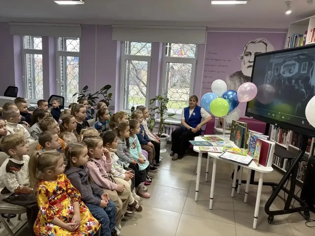Сегодня с группы «Ладушки» и «Курносики» посетили в библиотеку. В библиотеке прошло логопедическое з