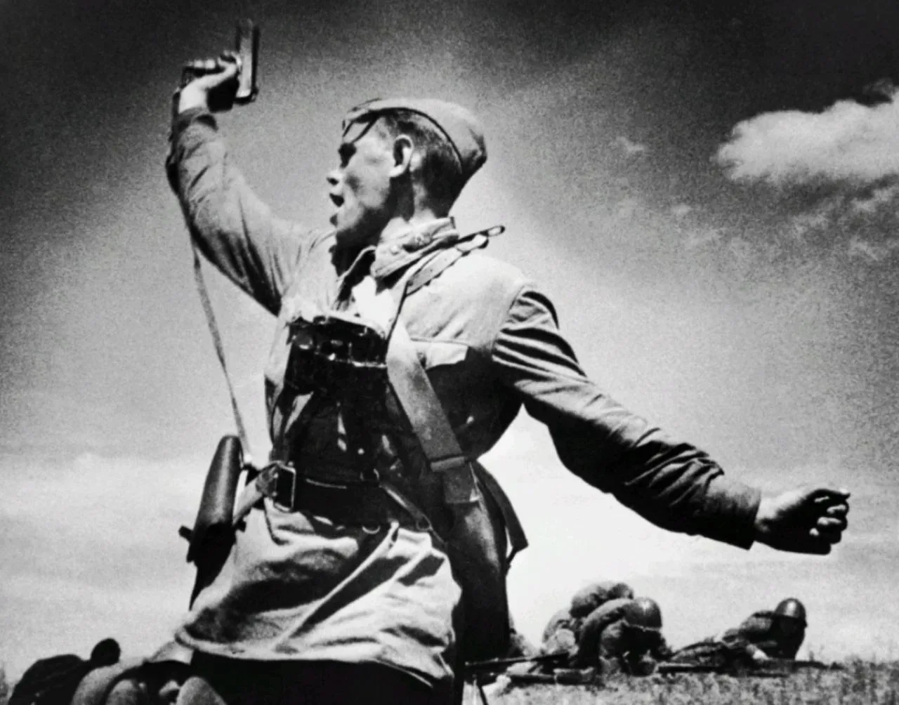 Этот снимок видели все.

В 1942 году фронтовой корреспондент Макс Альперт сделал легендарный снимок 
