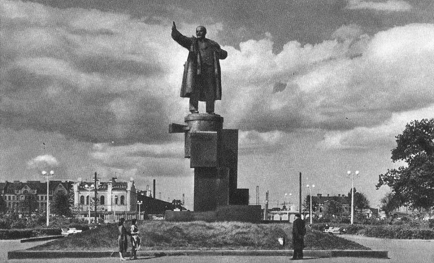 Петербург сквозь время. Финляндский вокзал и памятника Ленину. Предположительно 1950-53 годы./То же 