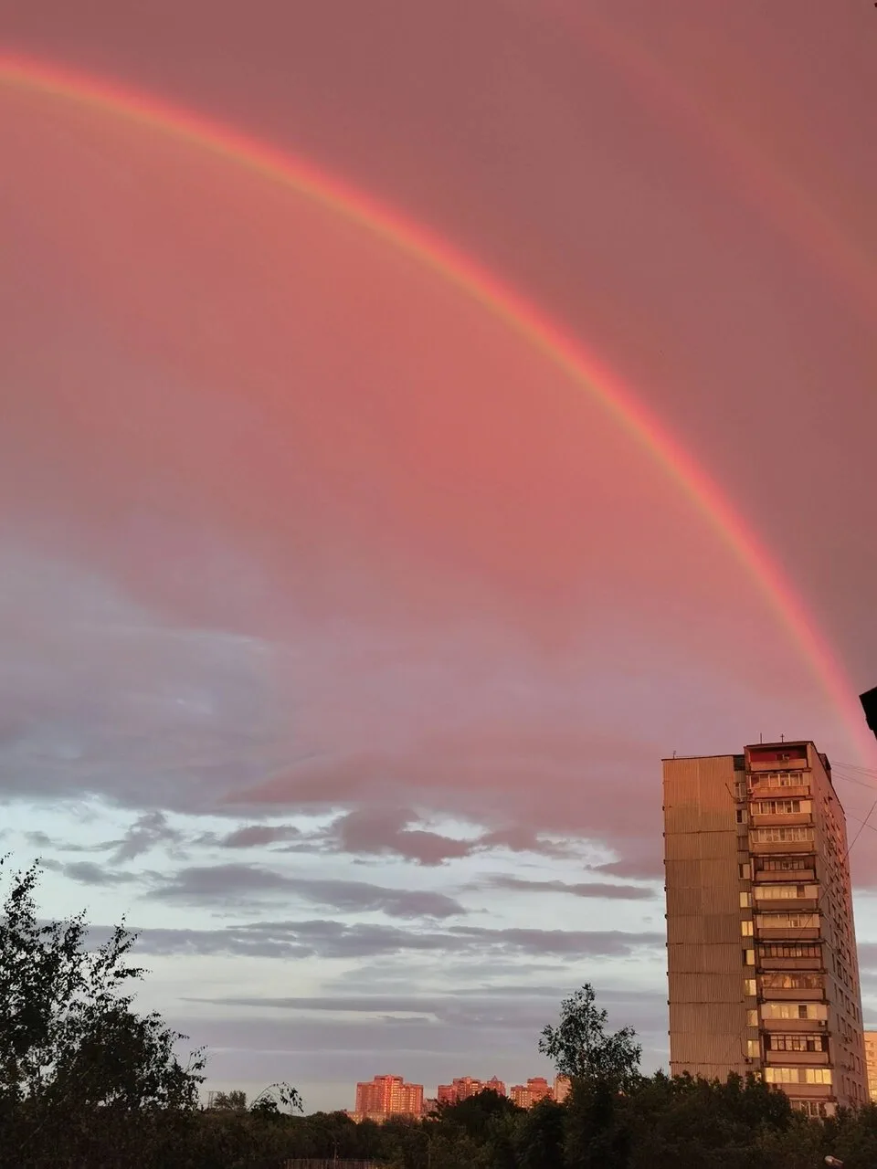 Радуга, которую удалось словить буквально на днях 😍

Выглядит очень масштабно, красиво и атмосферно