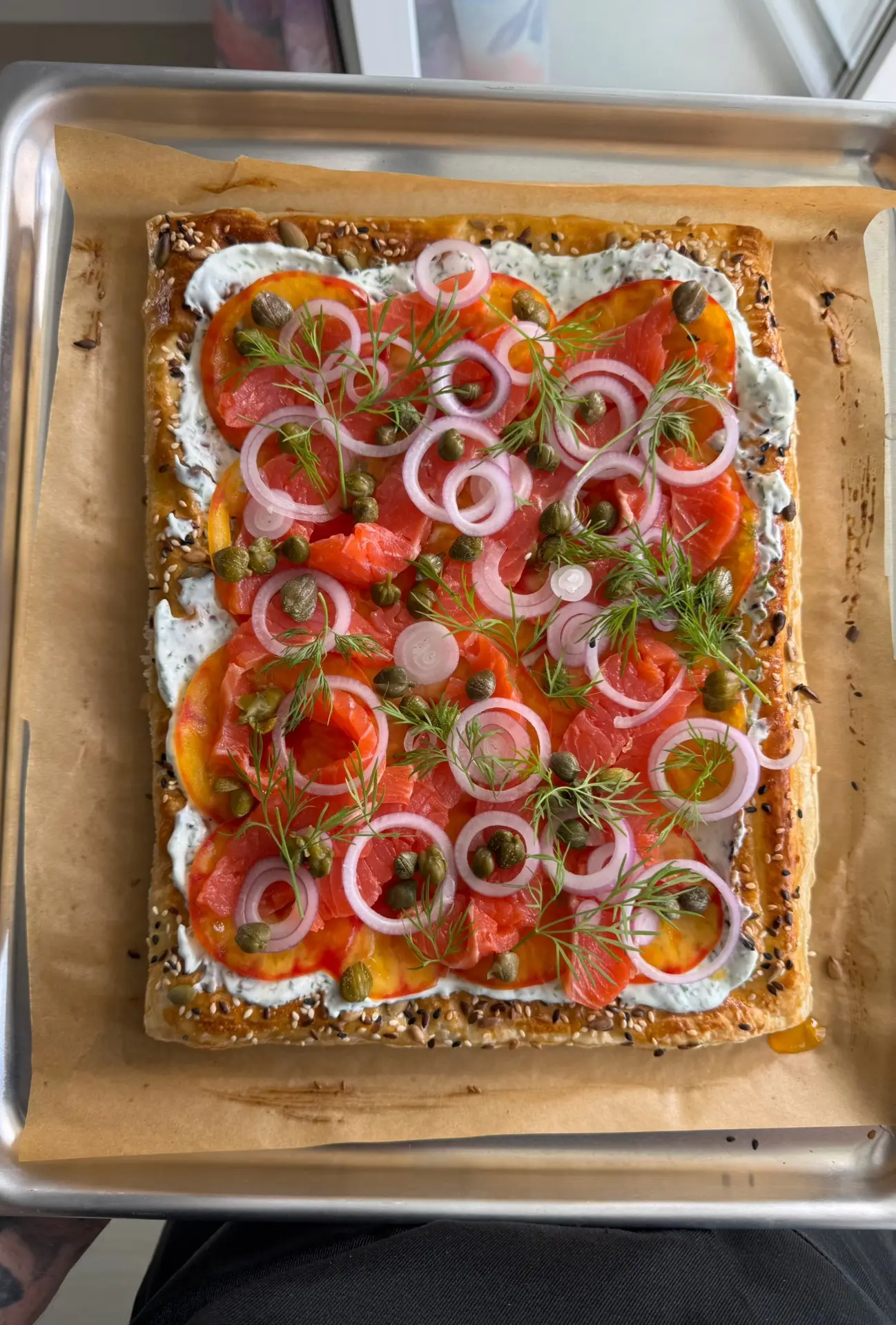 Доброго дня, мои дорогие! 

Сегодня приготовил невероятно вкусный слоеный пирог с форелью и помидора