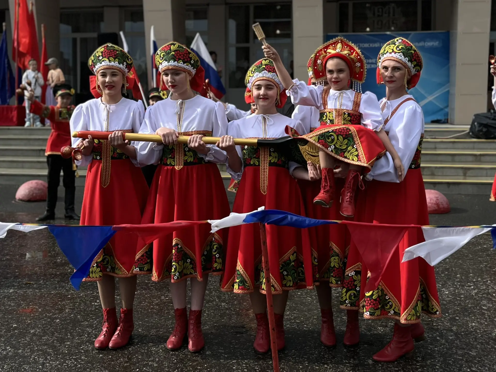 12 июня на крыльце ДК «Октябрь» состоялся праздничный концерт «Единый народ — единая страна», объеди
