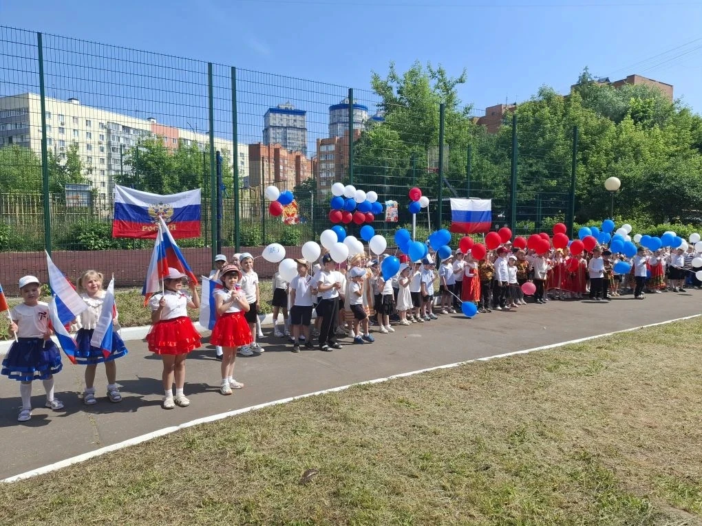 В преддверии Дня России в ДО "Золотая рыбка" прошли праздничные мероприятия!

Ребята познакомились с