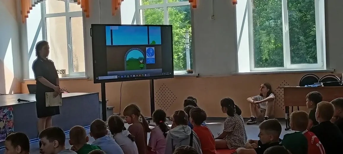 🌊🌳 БЕЗОПАСНОСТЬ ЛЕТОМ: ПРОФИЛАКТИЧЕСКАЯ БЕСЕДА В ЛАГЕРЕ ДНЕВНОГО ПРЕБЫВАНИЯ
 
🦺 Сегодня в нашем л