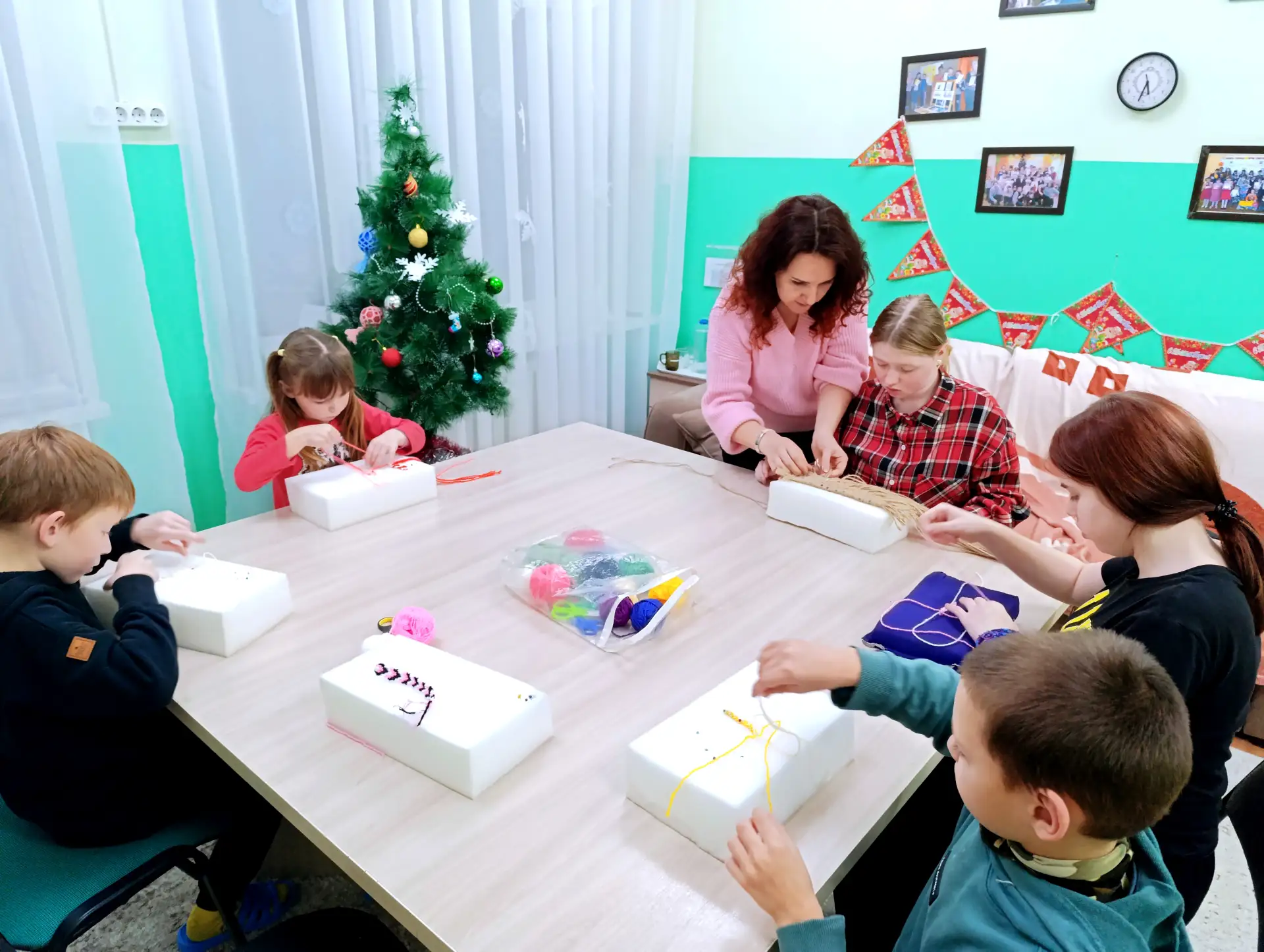 Каждый вечер с помощью кружковой работы мы открываем для ребят мир творчества и рукоделия, и сегодня