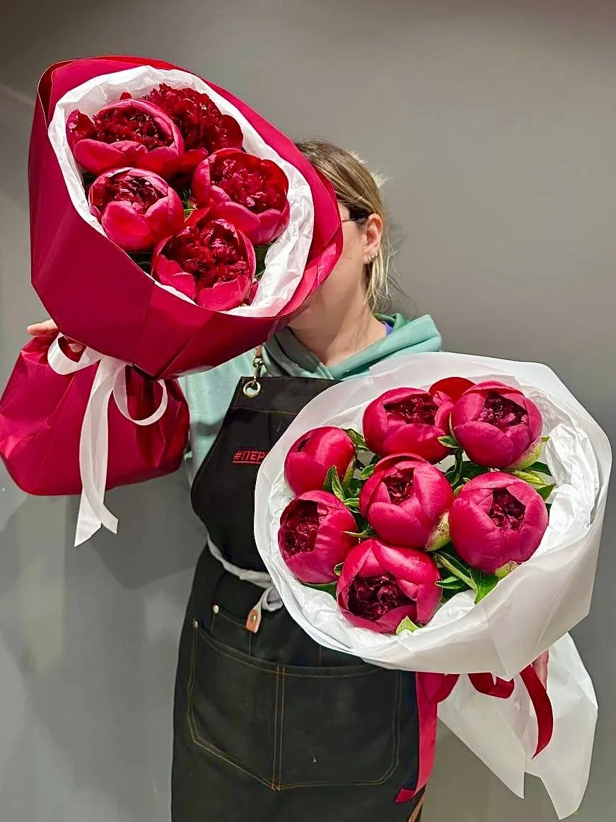Сезон пионов всё-таки самый красивый
Только посмотрите на этот насыщенный оттенок, огромные бутоны и