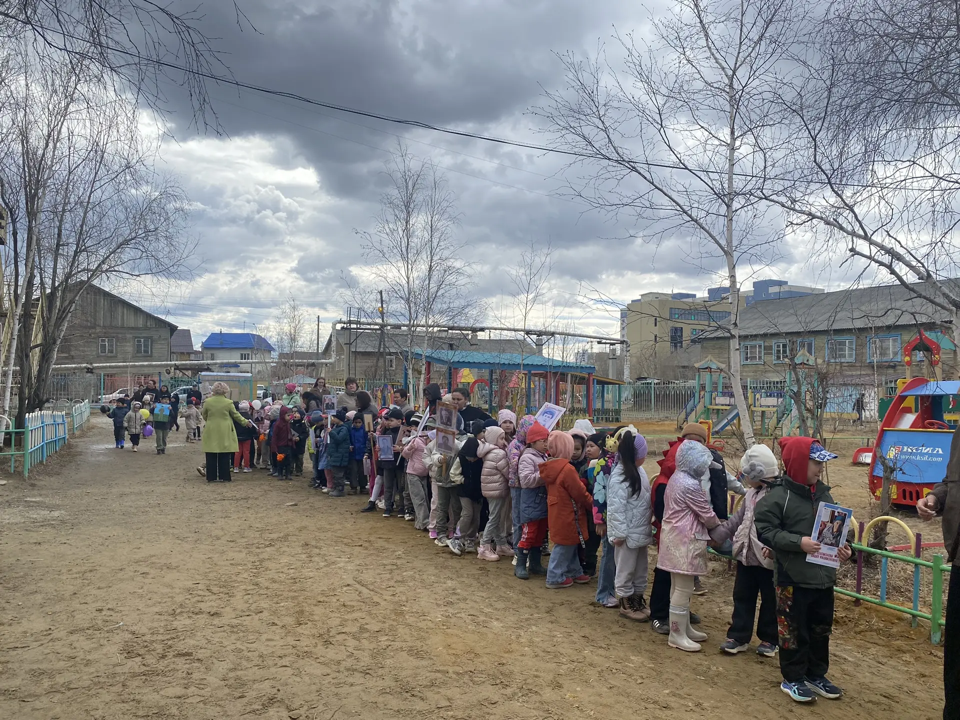 💫 Накануне  праздника Победы, на территории учреждения прошло шествие «Бессмертного полка». Дети, р