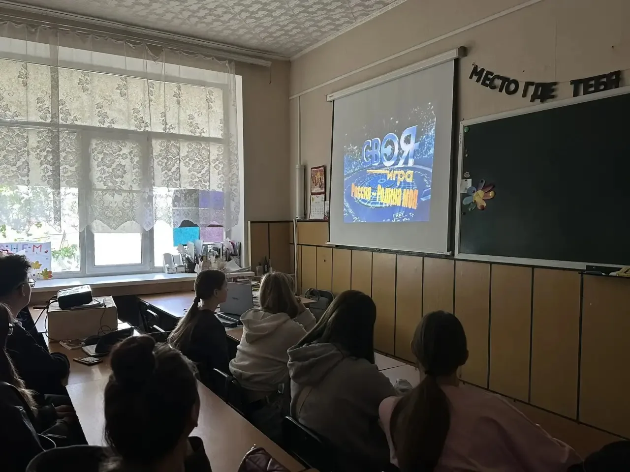 В группе 551 прошёл кураторский час, приуроченный ко Дню России. Для студентов куратор Хабарова С.Р.