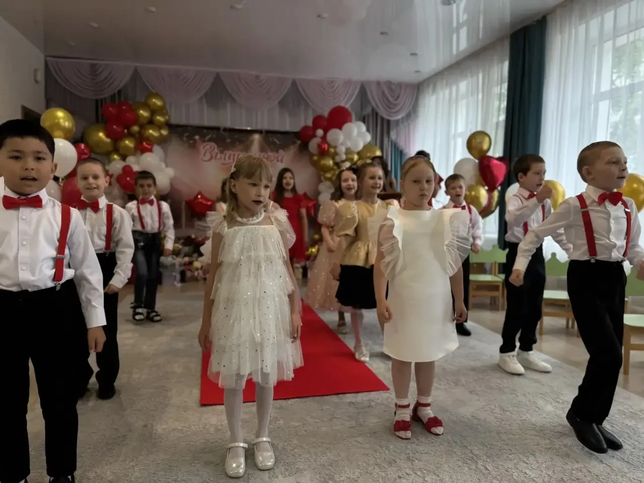 Как прошел наш выпускной «Детсадовская премия»

Всё началось с красной дорожки. Да-да, самой настоящ
