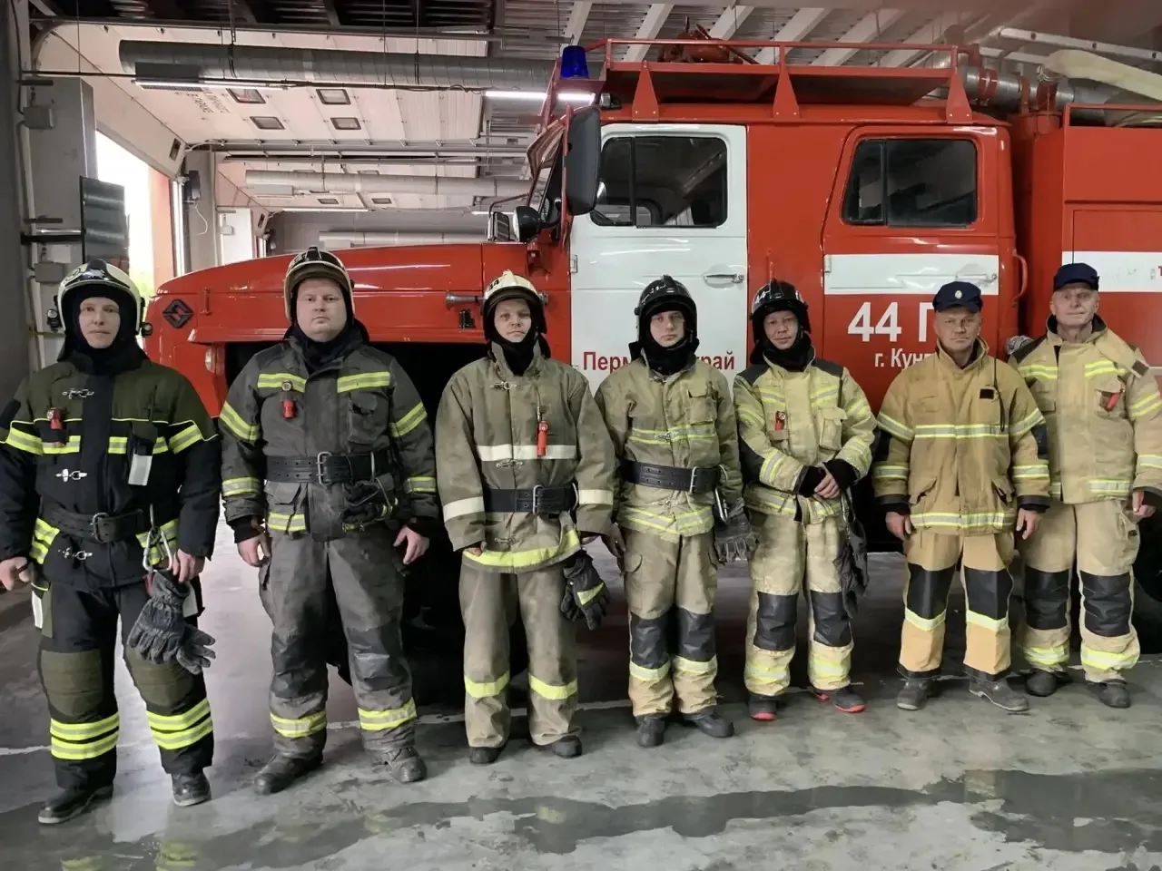 🔥 Огнеборцы Прикамья спасли 19 человек на пожаре 

В Кунгуре на улице Крупской произошел пожар на 6