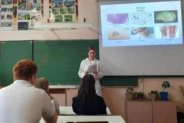 Будущие фельдшеры рассказали школьникам о раке: почему болезнь «молодеет»?
Студенты-волонтёры, обуча