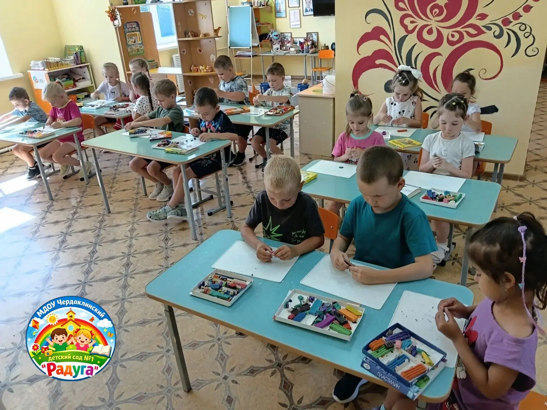 🌈Я весь мир слепить готов,
Дом, машину, двух котов
Я сегодня властелин-
У меня есть пластилин.