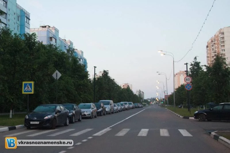 Кто помнит, когда вдоль дороги можно было спокойно припарковаться? 
Наверное, поэтому тогда и с пар