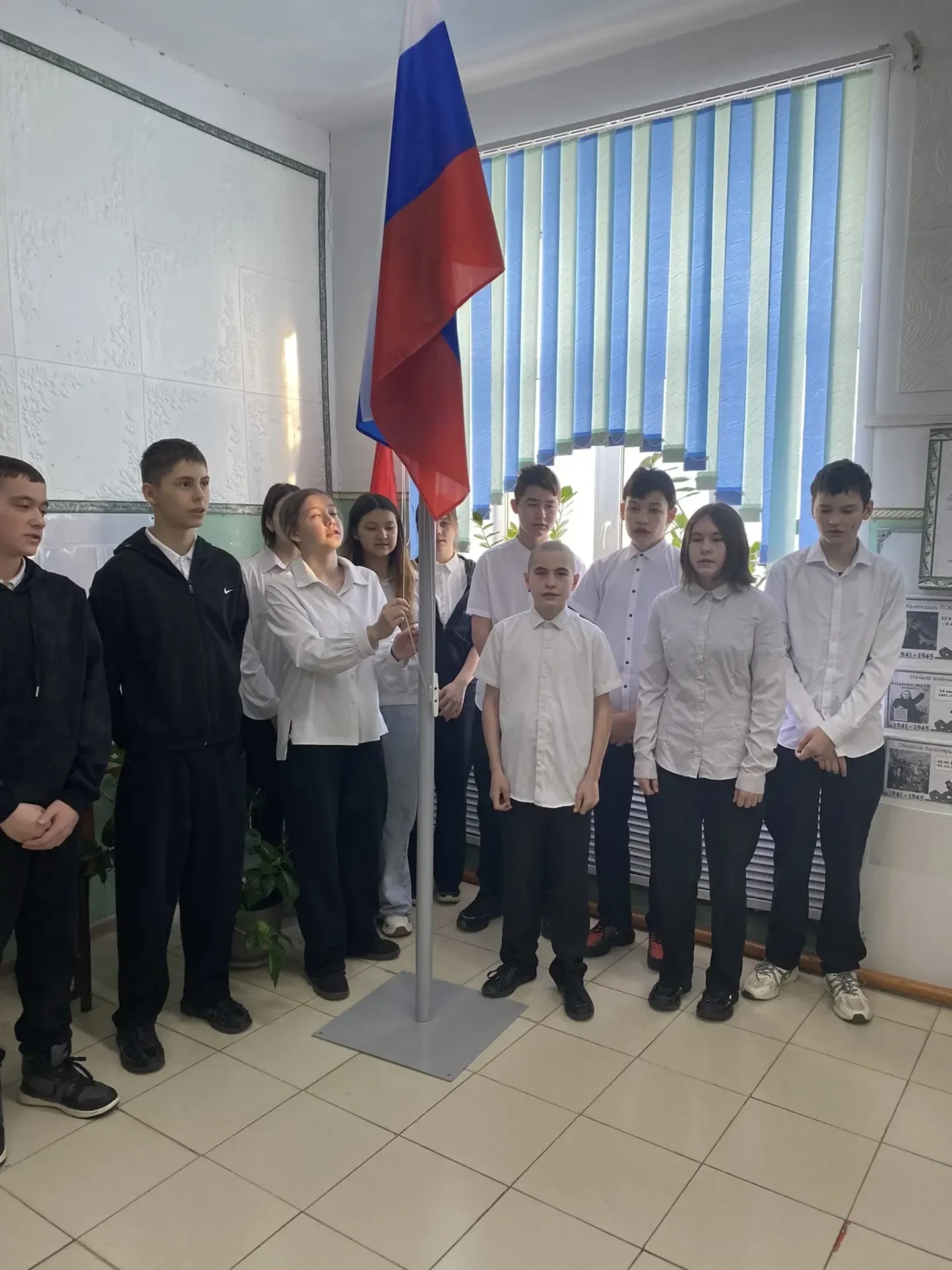 23 марта в нашей школе прошла традиционная линейка и церемония поднятия флага России. В мероприятии 